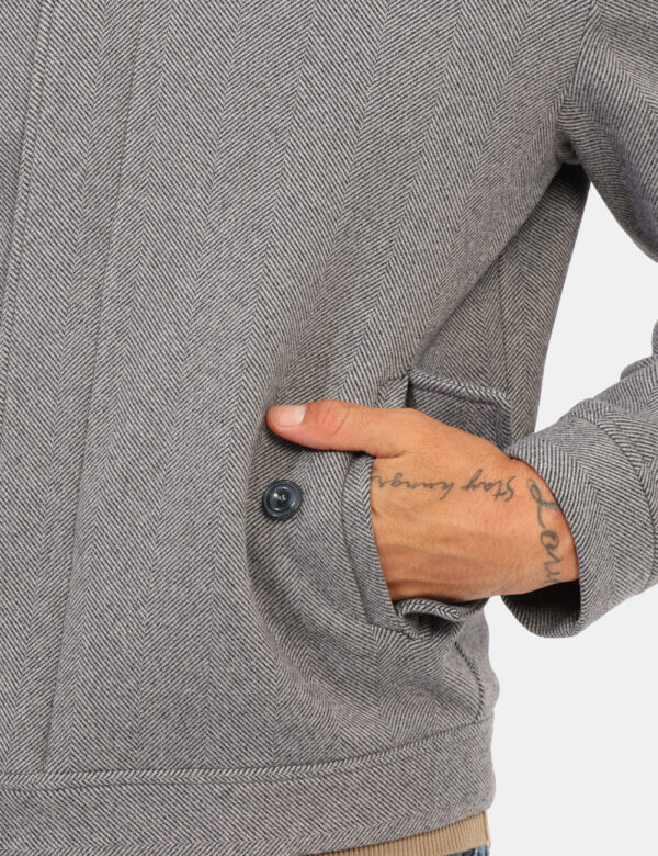 Cappotto Prj22. Grigio - Cappotto corto su fantasia rigata grigio/blu con tasche a taglio trasversale e chiusura a bottone.