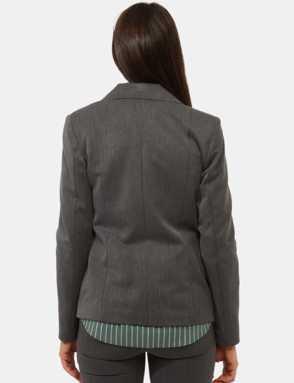Blazer Materica Grigio - Blazer classico, in total grigio topo, con tasche fake ed unico bottone ad asola in tinta. La vesti