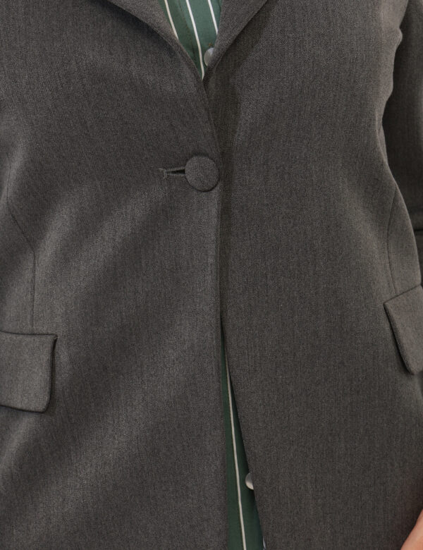 Blazer Materica Grigio - Blazer classico, in total grigio topo, con tasche fake ed unico bottone ad asola in tinta. La vesti