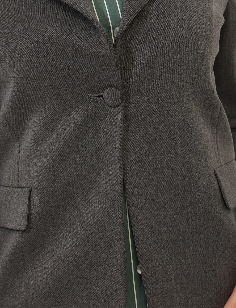 GD01SA25-TPV308-OA_GRIGIO-TOPO_AI25_4 Blazer Materica Grigio - Blazer classico, in total grigio topo, con tasche fake ed unico bottone ad asola in tinta. La vesti