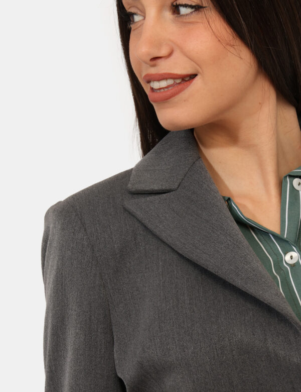 Blazer Materica Grigio - Blazer classico, in total grigio topo, con tasche fake ed unico bottone ad asola in tinta. La vesti