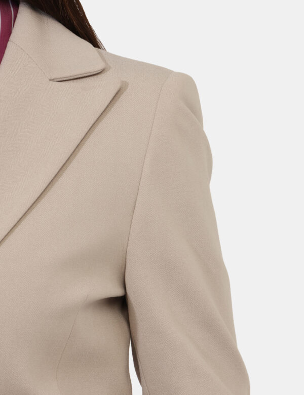 Blazer Materica Beige - Blazer classico, in total sabbia, con tasche fake ed unico bottone ad asola in tinta. La vestibilità