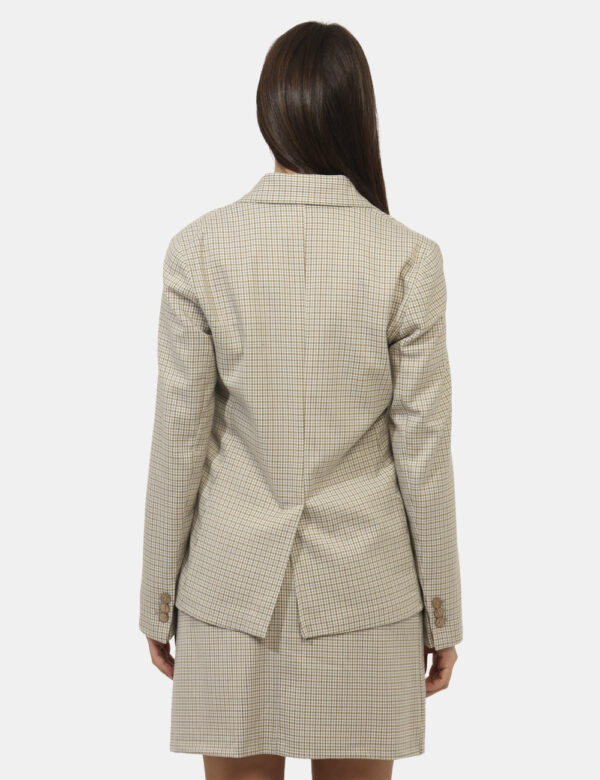 Blazer Materica Beige - Blazer su fantasia quadrettata beige, marrone e azzurro, con tasche fake. La vestibilità è morbida e