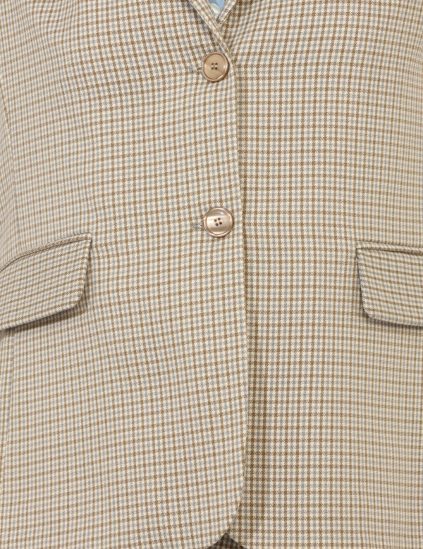 Blazer Materica Beige - Blazer su fantasia quadrettata beige, marrone e azzurro, con tasche fake. La vestibilità è morbida e