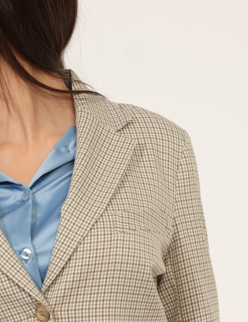 GD10SA25-TPV304-OA_GRIGIO-BEIGE-UNICO_AI25_5 Blazer Materica Beige - Blazer su fantasia quadrettata beige, marrone e azzurro, con tasche fake. La vestibilità è morbida e