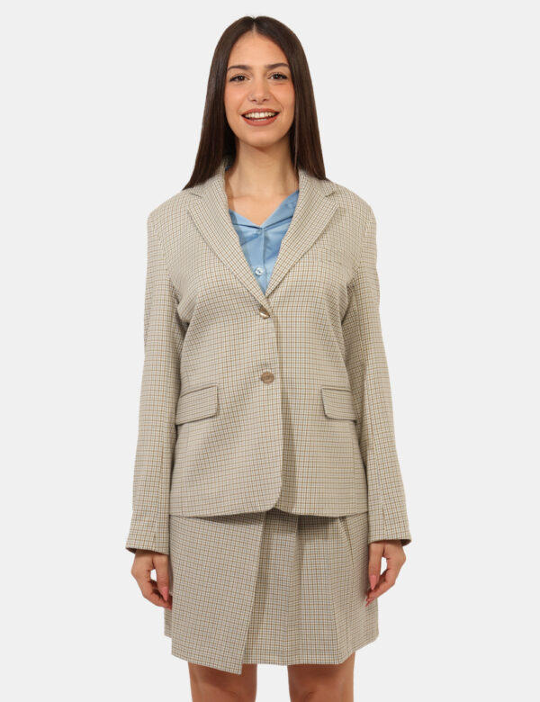 Blazer Materica Beige - Blazer su fantasia quadrettata beige, marrone e azzurro, con tasche fake. La vestibilità è morbida e