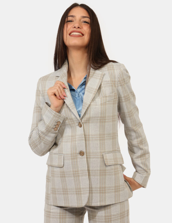 Blazer Materica Grigio - Blazer su fantasia quadrettata beige e grigio, con tasche fake. La vestibilità è morbida e pratica