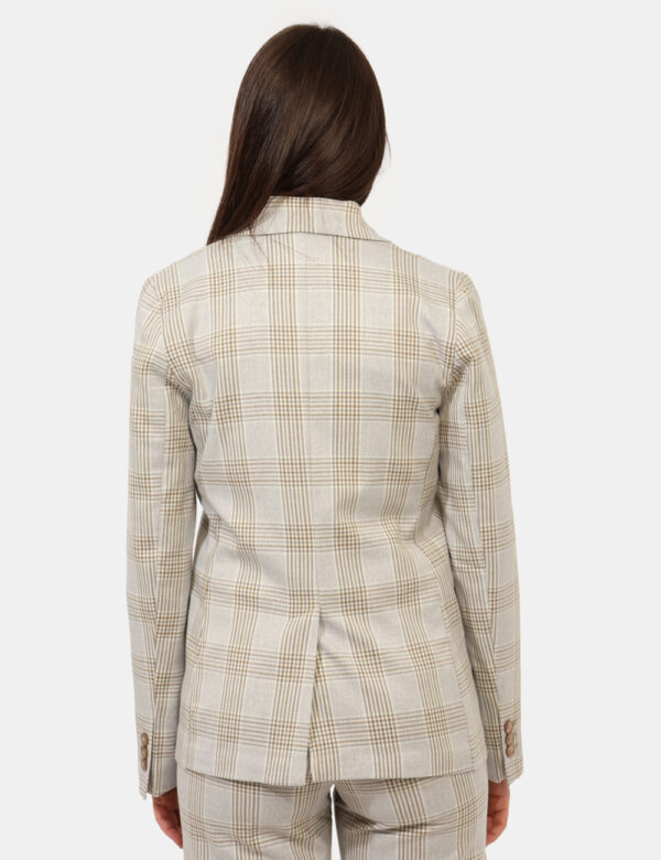 Blazer Materica Grigio - Blazer su fantasia quadrettata beige e grigio, con tasche fake. La vestibilità è morbida e pratica