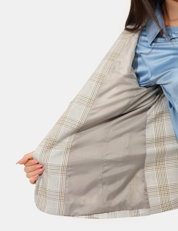 Blazer Materica Grigio - Blazer su fantasia quadrettata beige e grigio, con tasche fake. La vestibilità è morbida e pratica