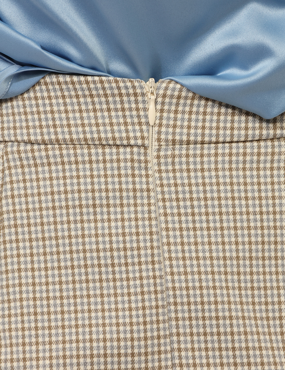 GN05SA25-TPV304-OA_GRIGIO-BEIGE-UNICO_AI25_4 Gonna Materica Beige - Gonna modello longuette, elegante, in fantasia quadrettata beige, marrone e azzurro, con zip laterale
