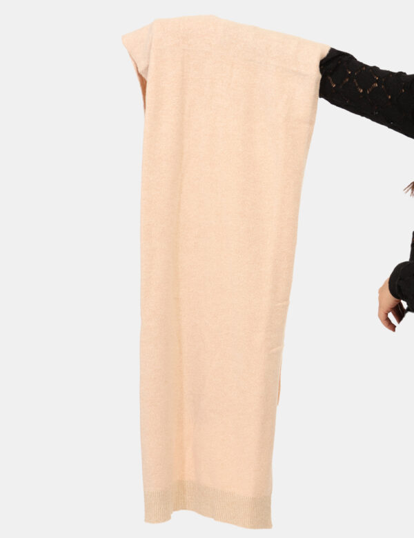 Sciarpa Yes Zee Beige - Sciarpa in total beige, calda e avvolgente, con filo lurex dorato che dona un tocco di luce all'acce