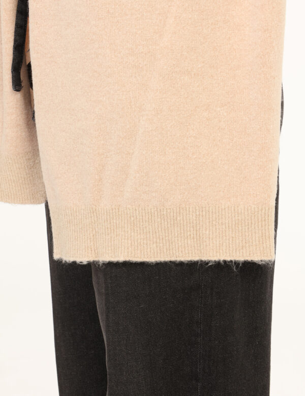 Sciarpa Yes Zee Beige - Sciarpa in total beige, calda e avvolgente, con filo lurex dorato che dona un tocco di luce all'acce