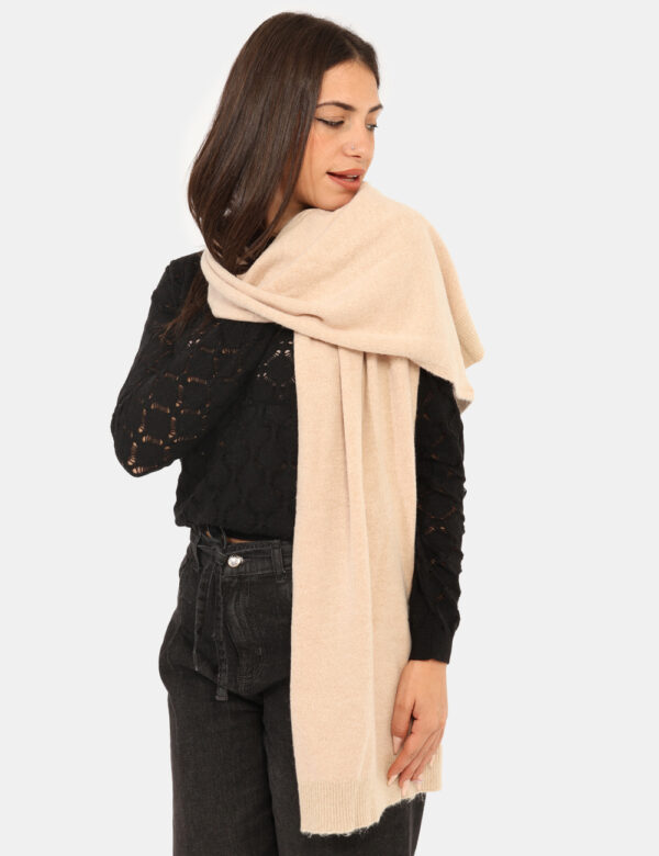 Sciarpa Yes Zee Beige - Sciarpa in total beige, calda e avvolgente, con filo lurex dorato che dona un tocco di luce all'acce