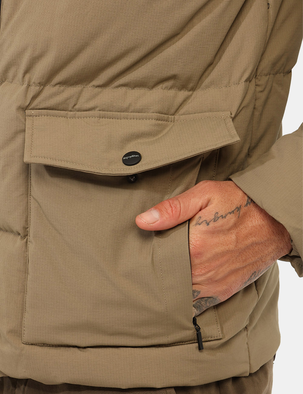 HALO-G24600-RI0010-SA_BEIGE_AI25_3 Giacca Refrigiwear Beige - Giacca invernale con cappuccio non removibile, in total beige, con numerose tasche ed patch logo