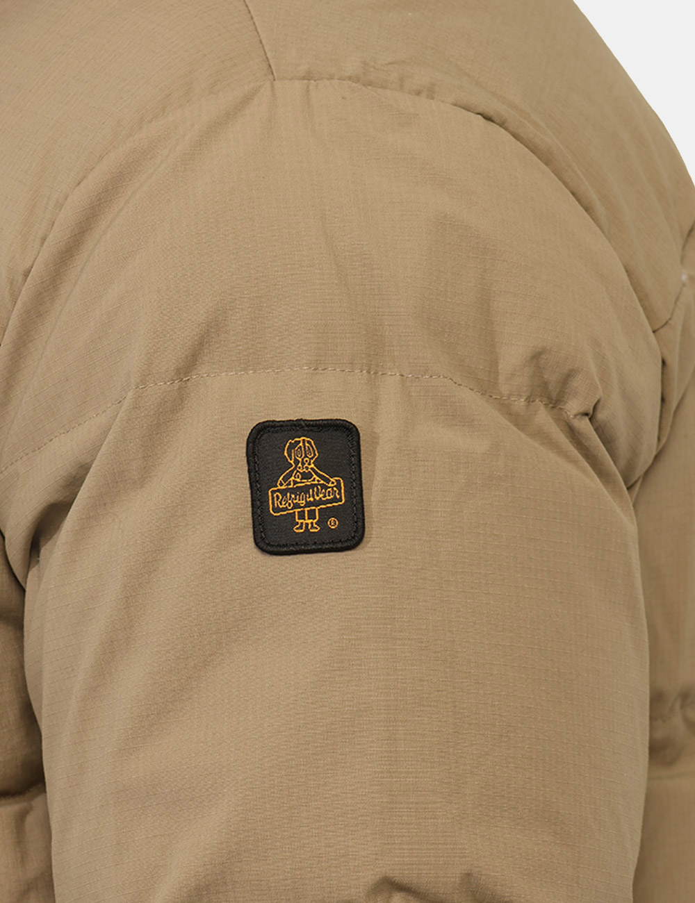 HALO-G24600-RI0010-SA_BEIGE_AI25_4 Giacca Refrigiwear Beige - Giacca invernale con cappuccio non removibile, in total beige, con numerose tasche ed patch logo