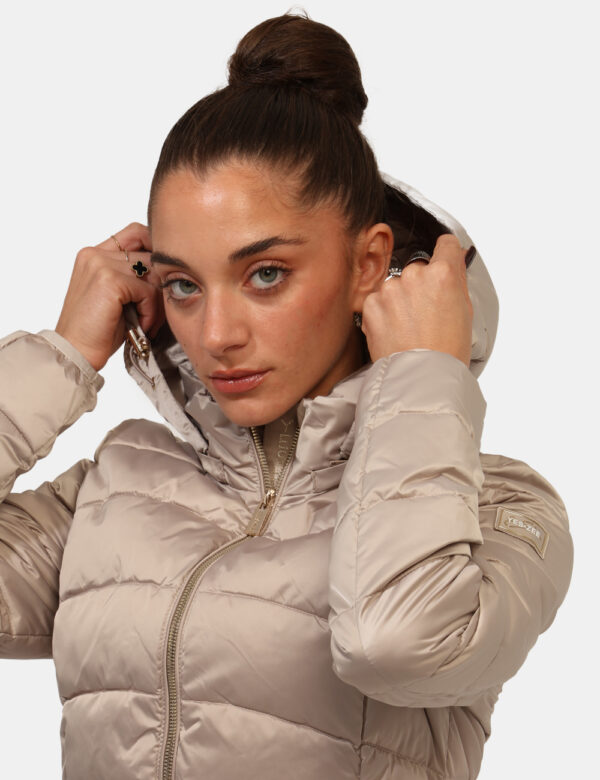 Giacca Yes Zee Beige - Piumino corto, trapuntato e con cappuccio. Vestibuilità ridotta.Cod. art. J007 M800 OAVi ricordiamo c