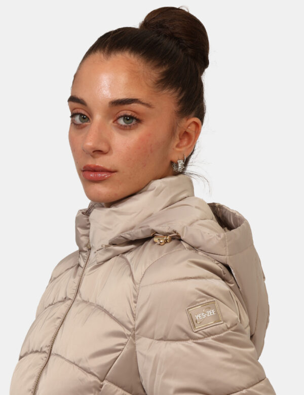 Giacca Yes Zee Beige - Piumino corto, trapuntato e con cappuccio. Vestibuilità ridotta.Cod. art. J007 M800 OAVi ricordiamo c