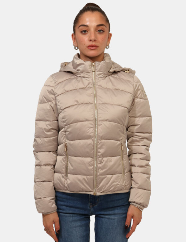 Giacca Yes Zee Beige - Piumino corto, trapuntato e con cappuccio. Vestibuilità ridotta.Cod. art. J007 M800 OAVi ricordiamo c