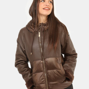 Piumino Yes Zee Marrone - Originale piumino corto a collo alto, con cappuccio e tessuto interno che dona caldo e confort, in