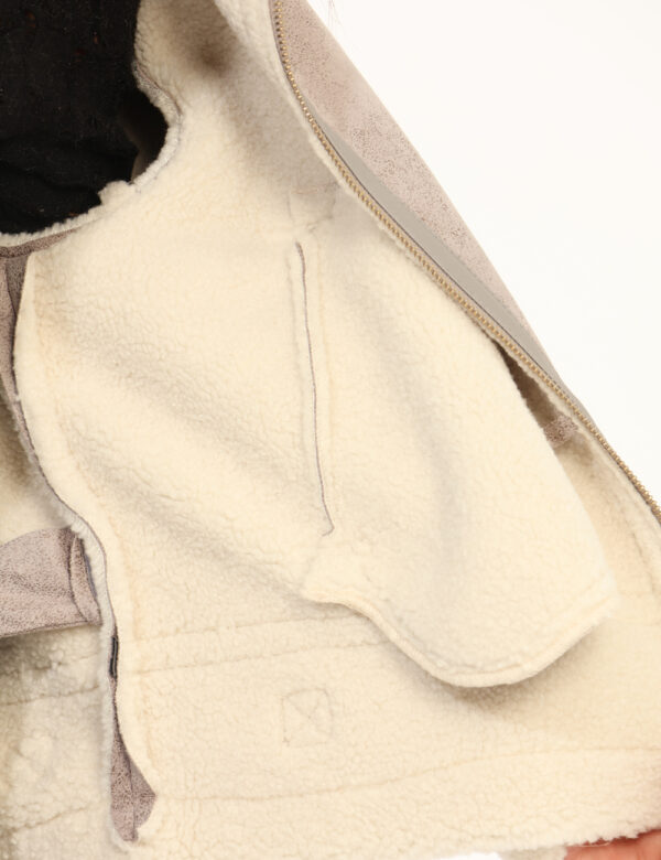 Giacca Yes Zee Grigio - Giacca corta in total grigio chiaro con interno in fake fur bianco e tasche a taglio trasversale, pi