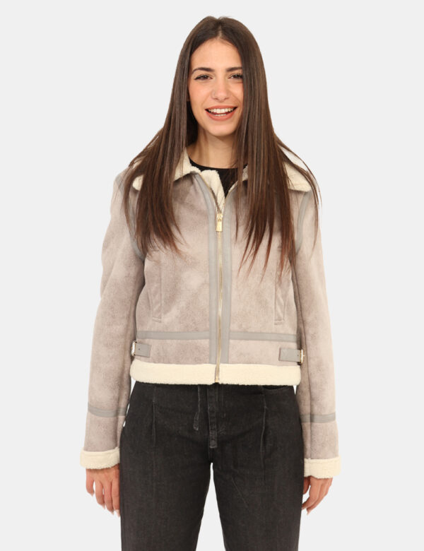 Giacca Yes Zee Grigio - Giacca corta in total grigio chiaro con interno in fake fur bianco e tasche a taglio trasversale, pi
