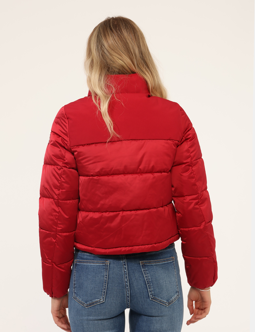 J031-M800-OA_ROSSO-SCURO_AI25_2 Giacca Yes Zee Rosso - Piumino corto , modello oversize e senza cappuccio. La vestibilità è ridotta.Cod. art. J031 M800 OAVi