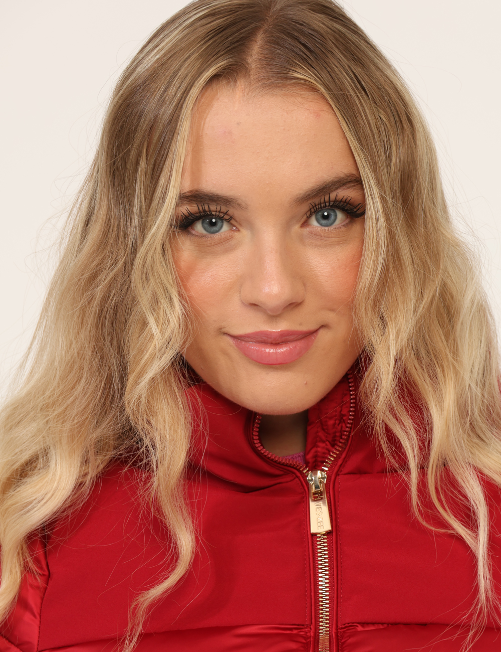 J031-M800-OA_ROSSO-SCURO_AI25_4 Giacca Yes Zee Rosso - Piumino corto , modello oversize e senza cappuccio. La vestibilità è ridotta.Cod. art. J031 M800 OAVi