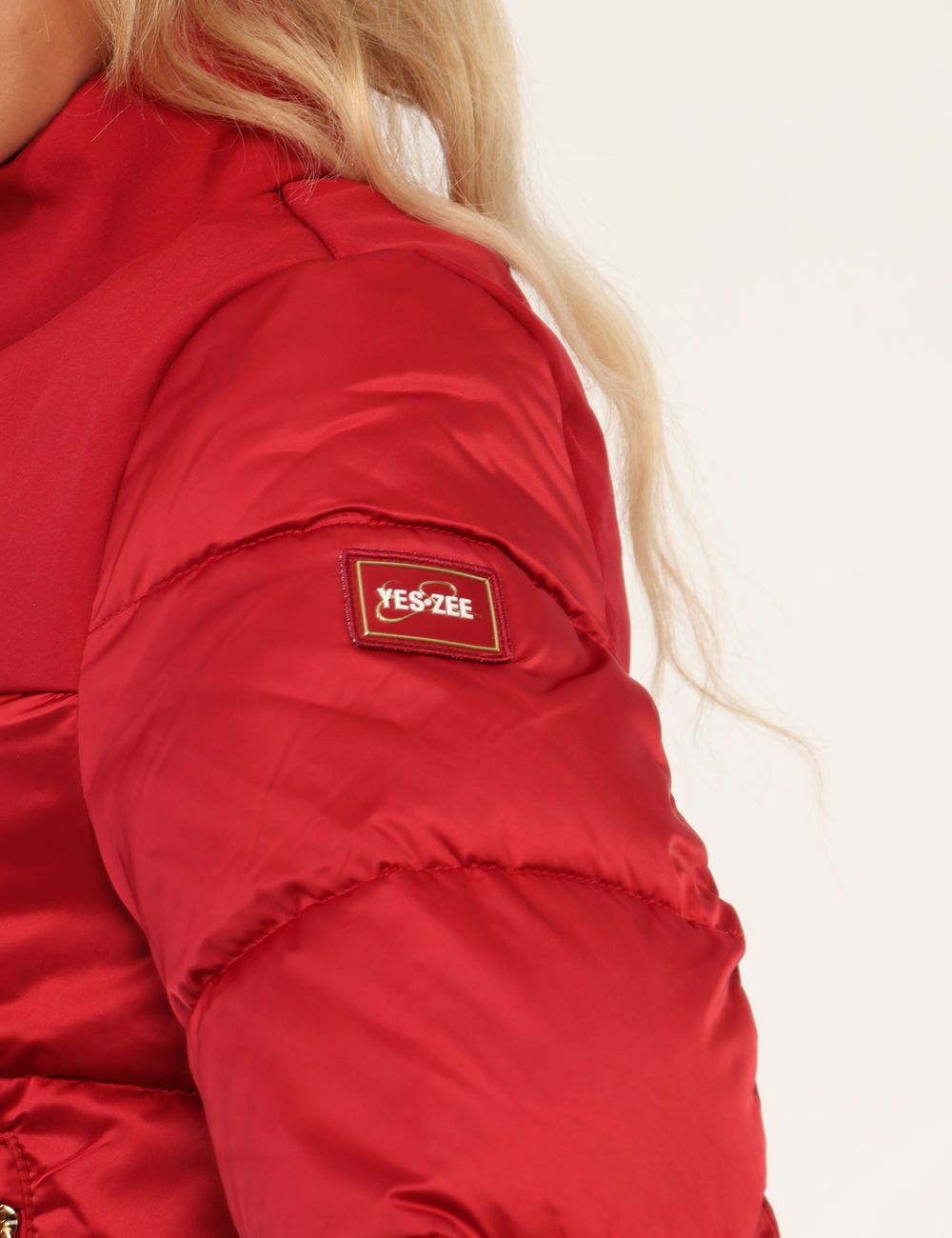 J031-M800-OA_ROSSO-SCURO_AI25_6 Giacca Yes Zee Rosso - Piumino corto , modello oversize e senza cappuccio. La vestibilità è ridotta.Cod. art. J031 M800 OAVi