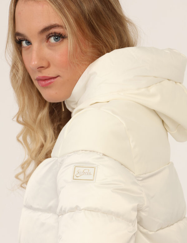 Giacca Yes Zee Bianco - Piumino con capuccio con vestibilità scarsa.Cod. art. J032 M800 OAVi ricordiamo che tutti i nostri a