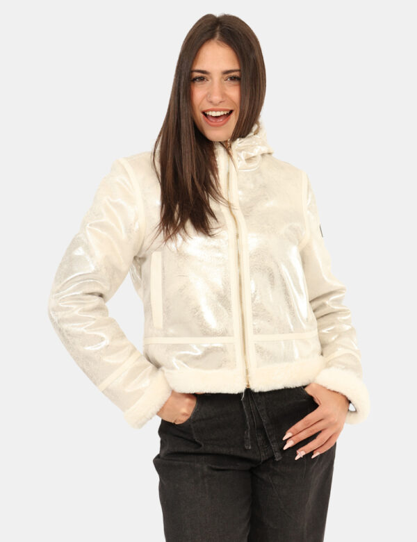 Giacca Yes Zee Bianco - Giacca corta, con cappuccio lucido, in total bianco avorio ed interno in fake fur. Presenti tasche a