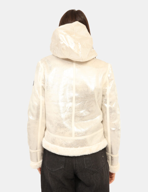 Giacca Yes Zee Bianco - Giacca corta, con cappuccio lucido, in total bianco avorio ed interno in fake fur. Presenti tasche a