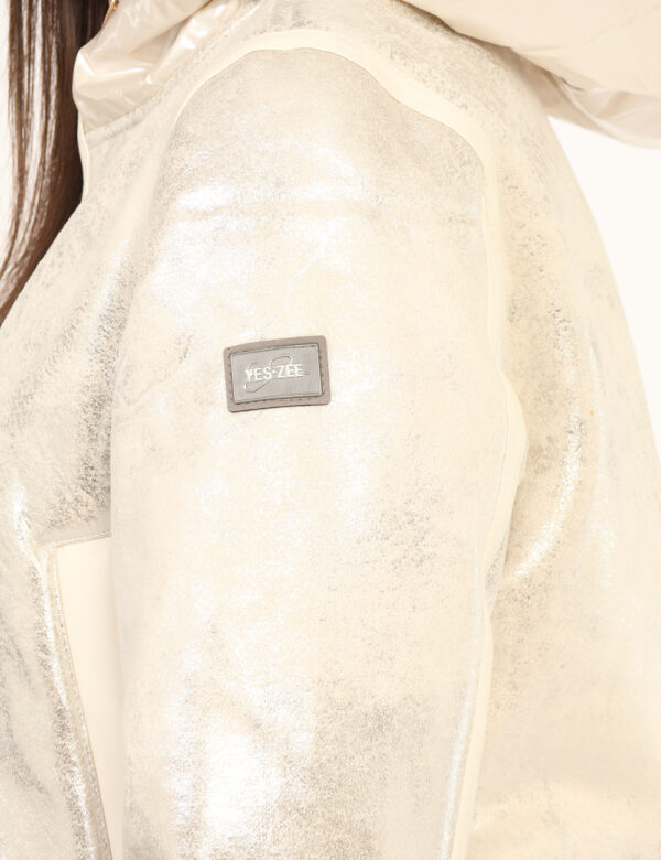 Giacca Yes Zee Bianco - Giacca corta, con cappuccio lucido, in total bianco avorio ed interno in fake fur. Presenti tasche a