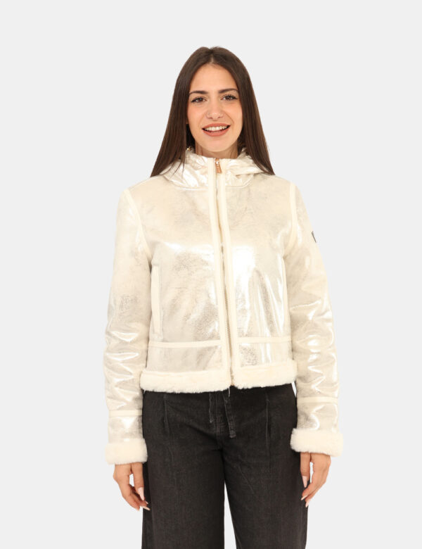 Giacca Yes Zee Bianco - Giacca corta, con cappuccio lucido, in total bianco avorio ed interno in fake fur. Presenti tasche a