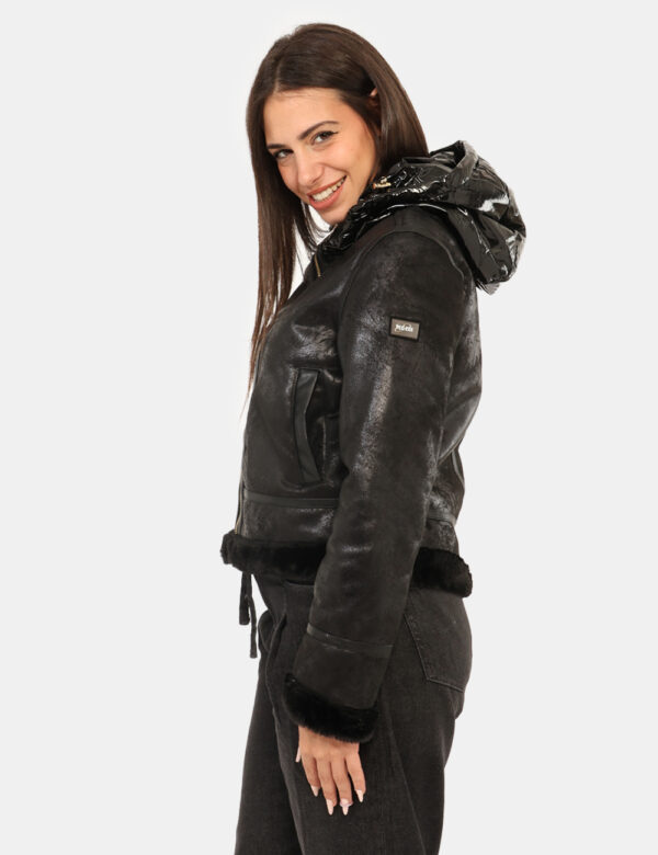 Giacca Yes Zee Nero - Giacca corta, con cappuccio lucido, in total nero ed interno in fake fur. Presenti tasche a taglio tra