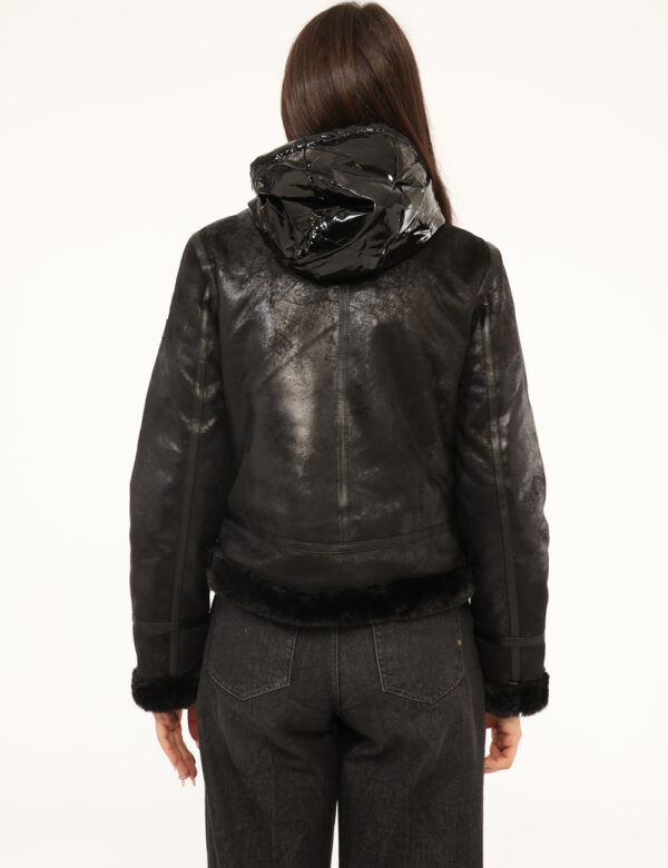 Giacca Yes Zee Nero - Giacca corta, con cappuccio lucido, in total nero ed interno in fake fur. Presenti tasche a taglio tra