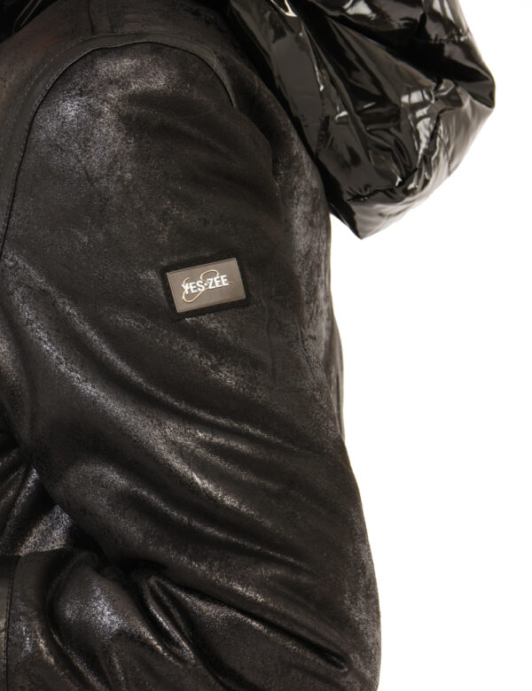 Giacca Yes Zee Nero - Giacca corta, con cappuccio lucido, in total nero ed interno in fake fur. Presenti tasche a taglio tra