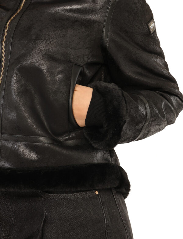 Giacca Yes Zee Nero - Giacca corta, con cappuccio lucido, in total nero ed interno in fake fur. Presenti tasche a taglio tra