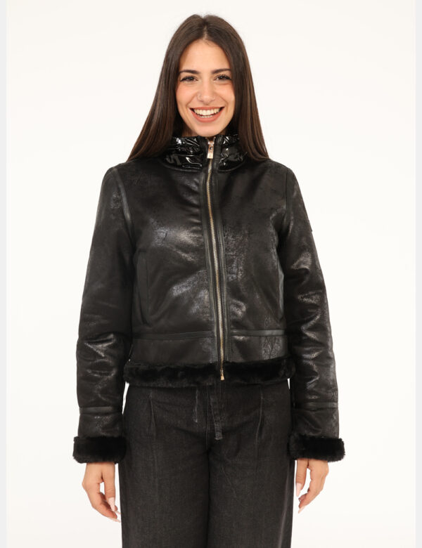 Giacca Yes Zee Nero - Giacca corta, con cappuccio lucido, in total nero ed interno in fake fur. Presenti tasche a taglio tra