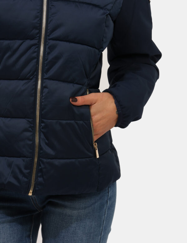 Giacca Yes Zee Blu - Piumino corto, trapuntato e con cappuccio. Vestibuilità ridotta.Cod. art. J045 M800 OAVi ricordiamo che