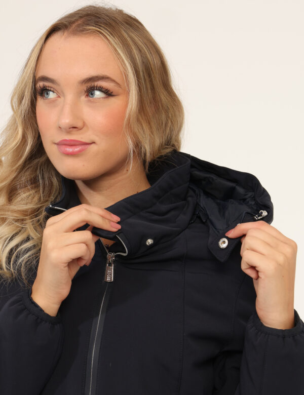 Giacca Yes Zee Blu - Giacca invernale con cappuccio, in total blu navy, con tasche a taglio trasversale e chiusura a zip. La