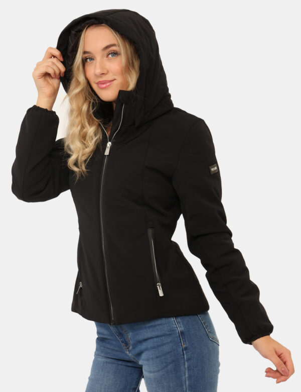Giacca Yes Zee Nero - Giacca invernale con cappuccio, in total nero, con tasche a taglio trasversale e chiusura a zip. La ve