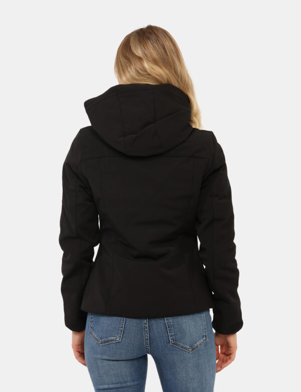 Giacca Yes Zee Nero - Giacca invernale con cappuccio, in total nero, con tasche a taglio trasversale e chiusura a zip. La ve