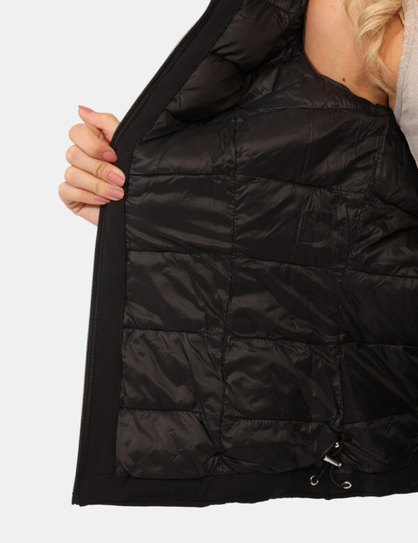 Giacca Yes Zee Nero - Giacca invernale con cappuccio, in total nero, con tasche a taglio trasversale e chiusura a zip. La ve