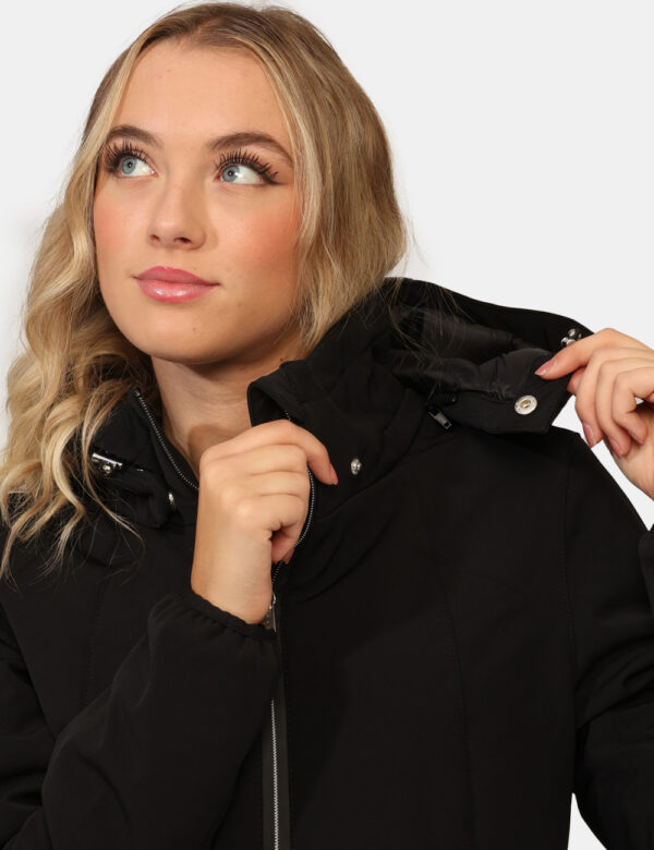 Giacca Yes Zee Nero - Giacca invernale con cappuccio, in total nero, con tasche a taglio trasversale e chiusura a zip. La ve