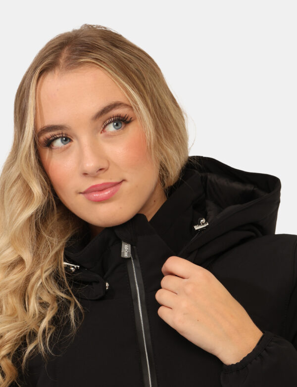 Giacca Yes Zee Nero - Giacca invernale con cappuccio, in total nero, con tasche a taglio trasversale e chiusura a zip. La ve