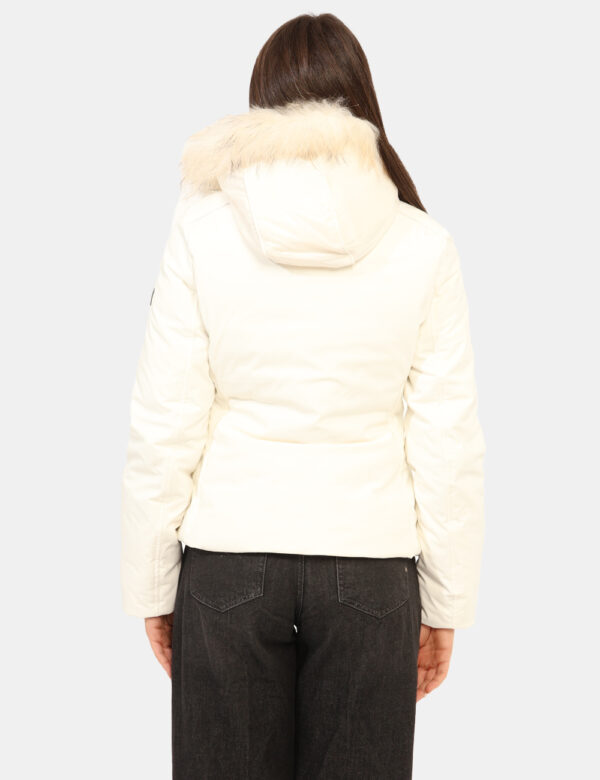 Piumino Yes Zee Bianco - Piumino con cappuccio e fake fur, in total bianco avorio, con tasche a taglio trasversale e dettagl
