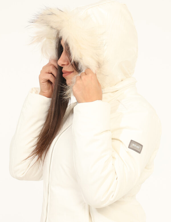 Piumino Yes Zee Bianco - Piumino con cappuccio e fake fur, in total bianco avorio, con tasche a taglio trasversale e dettagl
