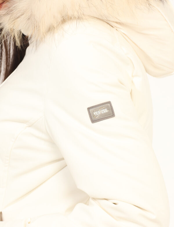 Piumino Yes Zee Bianco - Piumino con cappuccio e fake fur, in total bianco avorio, con tasche a taglio trasversale e dettagl