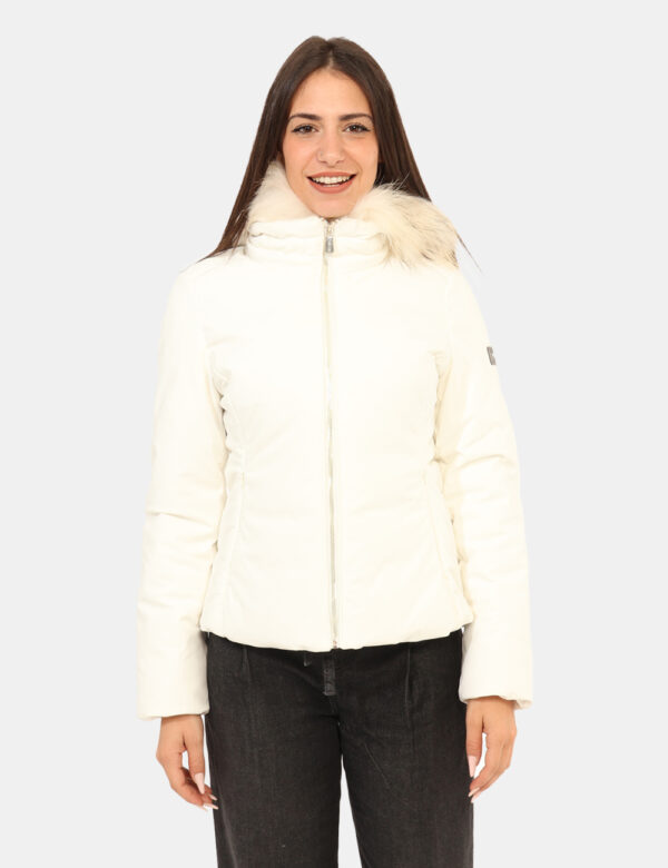 Piumino Yes Zee Bianco - Piumino con cappuccio e fake fur, in total bianco avorio, con tasche a taglio trasversale e dettagl