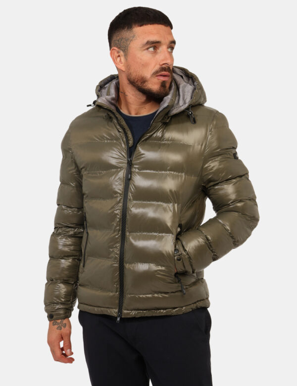 Piumino Yes Zee Verde - Piumino con cappuccio removibile, in total verde militare lucido ed interno grigio, più tasche a tag